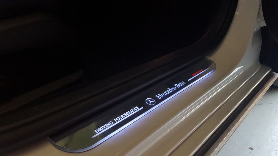 벤츠 W213 E클래스 무빙도어스커프는 E220d의 필수 악세사리
