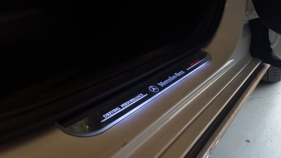 벤츠 W213 E클래스 무빙도어스커프는 E220d의 필수 악세사리
