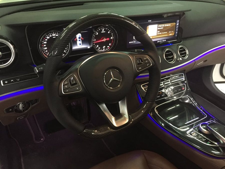 벤츠 E220d D컷 핸들 리얼카본을 E클래스에 더해봐