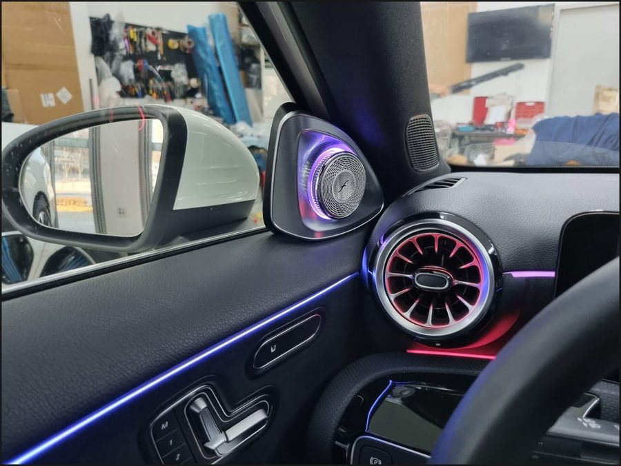 신형 벤츠A클래스 A35AMG 코딩, 4D부메스터, 미드레인지 도어라인 엠비언트