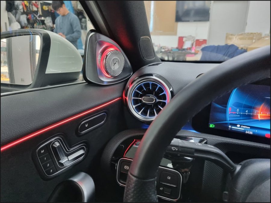 신형 벤츠A클래스 A35AMG 코딩, 4D부메스터, 미드레인지 도어라인 엠비언트