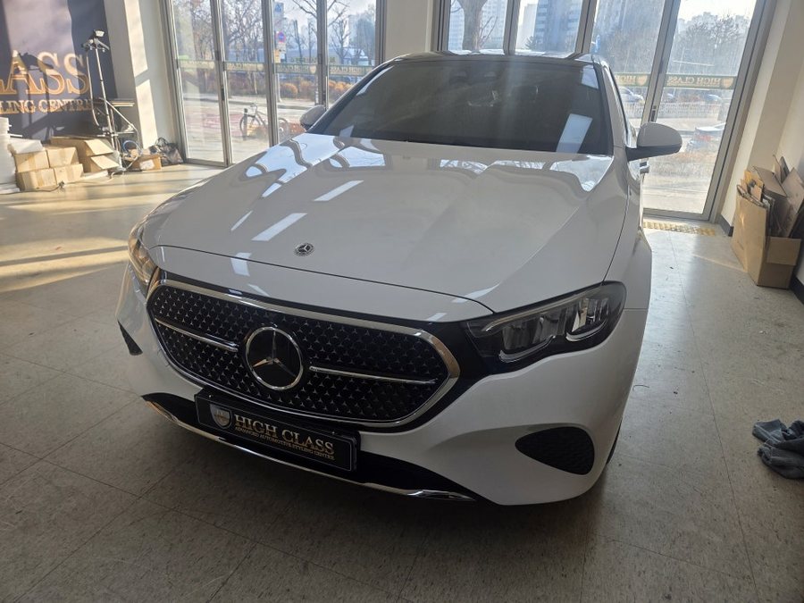 E클래스 E200 브라켓 형식 리어 모니터 손쉽게 탈부착 가능 제품