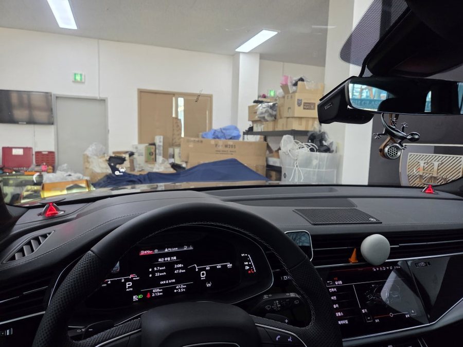 아우디 Q7 50 TDI 뱅앤올롭슨 전동트위터 시공 위치