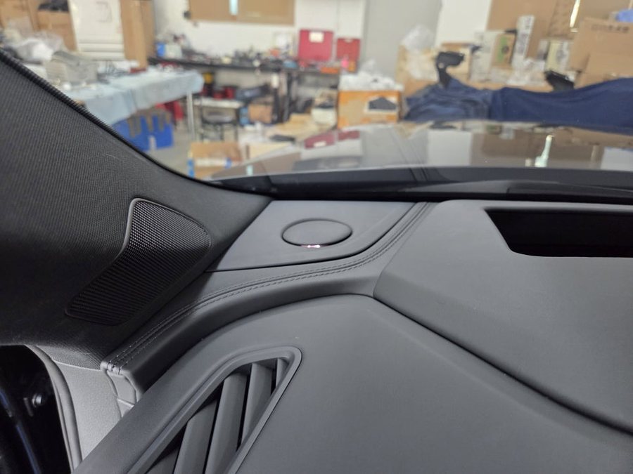 아우디 Q7 50 TDI 뱅앤올롭슨 전동트위터 시공 위치