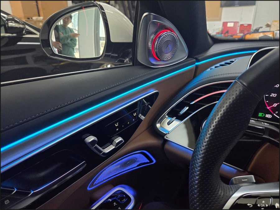 W214 발광그릴 시공 벤츠 E클래스 발광그릴 E300 순정 튜닝 (4D부메스터 전동트위터·리어공조기)