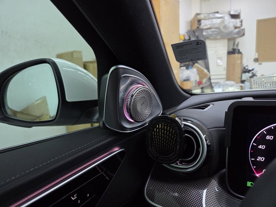 벤츠 C300 W206 4D 부메스터 전동트위터 뒷좌석 헤드레스트 수정