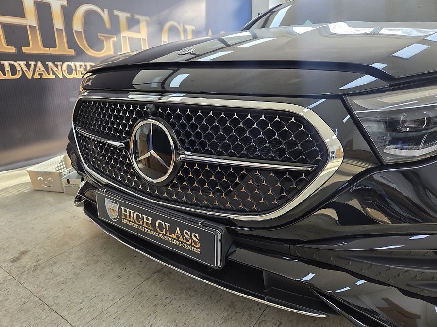 벤츠 E클래스 E53 AMG 적용되는 순정 세로 발광 그릴