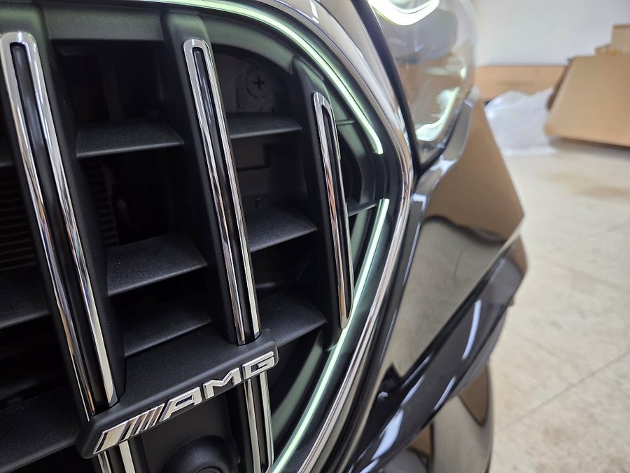 벤츠 E클래스 E53 AMG 적용되는 순정 세로 발광 그릴