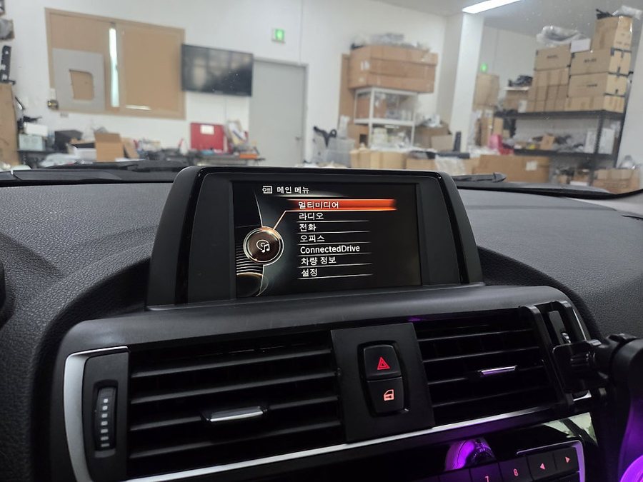 BMW f20 118d 안드로이드 올인원 모니터 12인치 크기