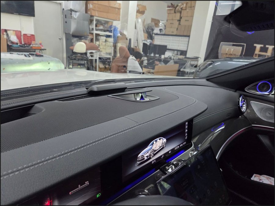 벤츠 CLS 전동센터스피커와 AMG 계기판 코딩, 실내 튜닝의 이유