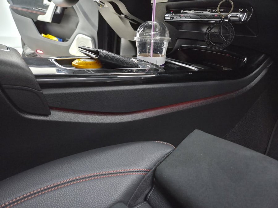 벤츠 A클래스 AMG 로고 퍼들램프 센터 콘솔 하단 엠비언트