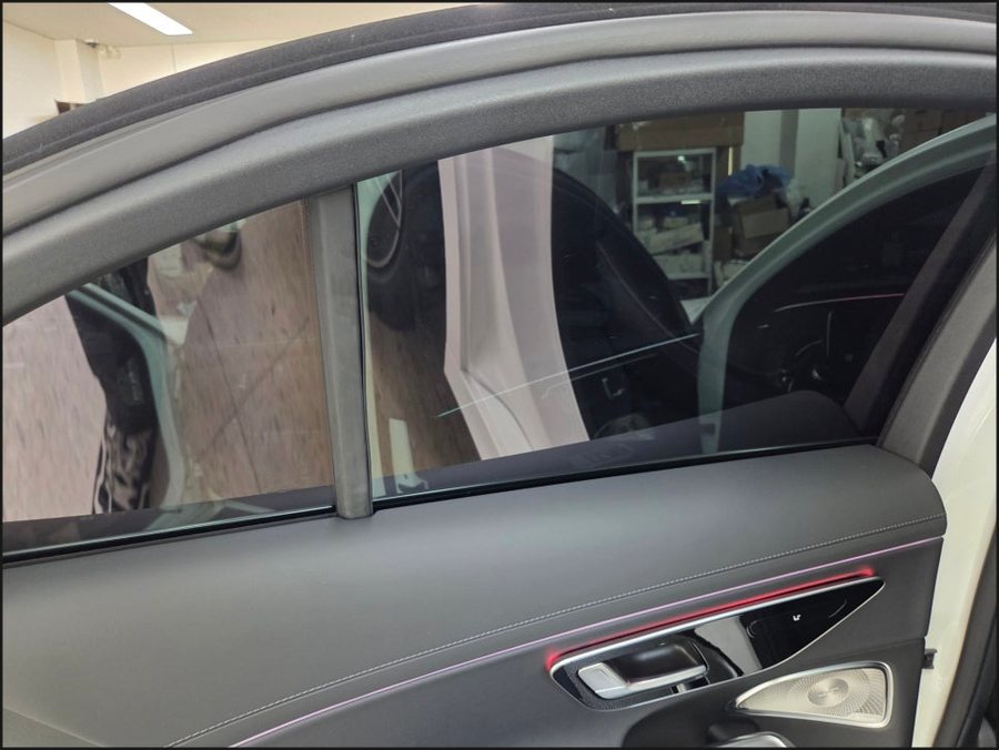벤츠 E클래스 W214 E300 순정 리어 커튼, 2열 선쉐이드로 완성한 뒷좌석